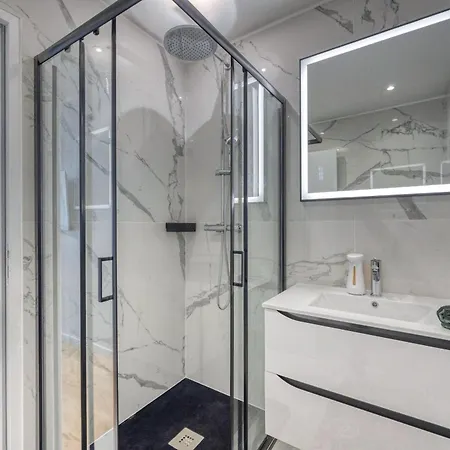 The Royal King - Caserne De Bonne / Centre-ville