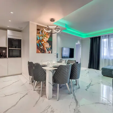 The Royal King - Caserne De Bonne / Centre-ville