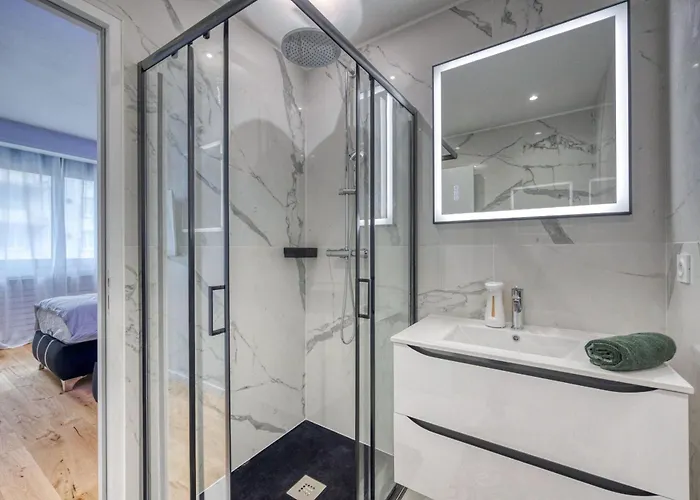 The Royal King - Caserne De Bonne / Centre-ville