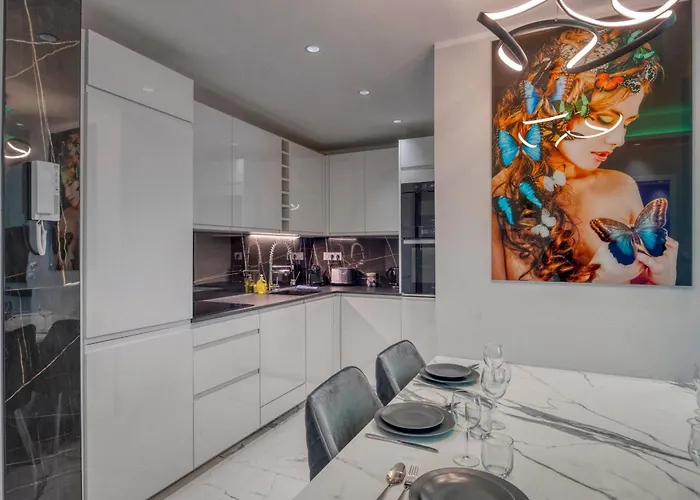 The Royal King - Caserne De Bonne / Centre-ville