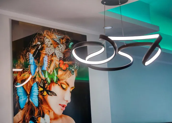 The Royal King - Caserne De Bonne / Centre-ville