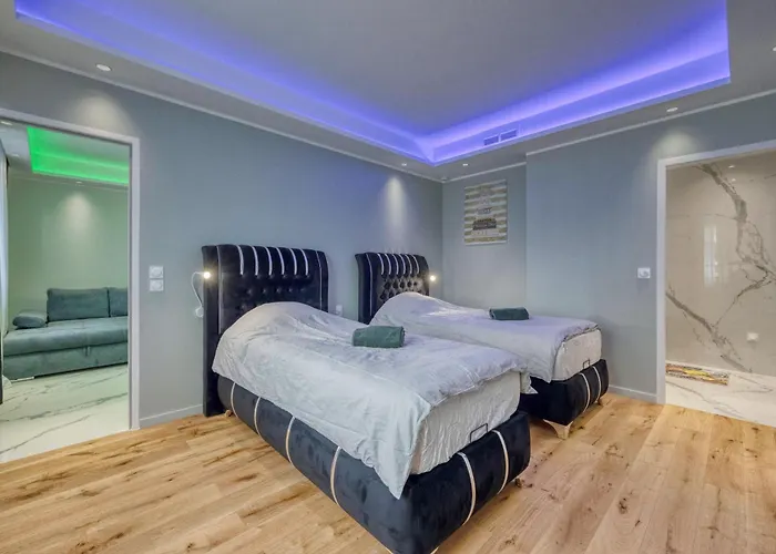 The Royal King - Caserne De Bonne / Centre-ville